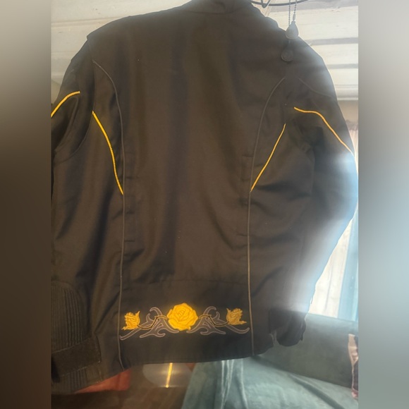 Ladies motorcycle riders jacket thick with cute yellow roses on the back - Picture 4 of 5